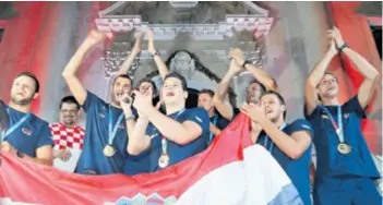 ??  ?? Svjetski prvaci euforično su dočekani u Zagrebu, Dubrovniku i Rijeci