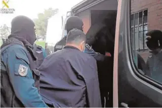  ?? GUARDIA CIVIL ?? Uno de los detenidos entra en un furgón de la Guardia Civil