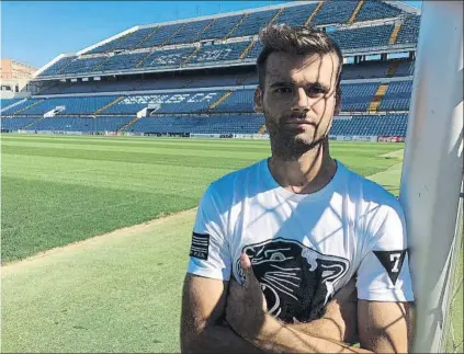  ?? FOTO: FERRAN MARTÍNEZ ?? Adrià Vilanova posó para MD en el Rico Pérez, su nueva casa, donde ha empezado su primera aventura lejos del FC Barcelona