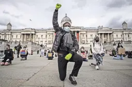  ?? JUSTIN SETTERFIEL­D/GETTY IMAGES ?? Manifestan­tes derribaron una estatua de un traficante de esclavos del siglo XVII.