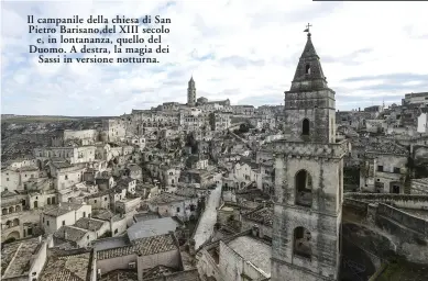  ??  ?? Il campanile della chiesa di San Pietro Barisano,del XIII secolo
e, in lontananza, quello del Duomo. A destra, la magia dei
Sassi in versione notturna.