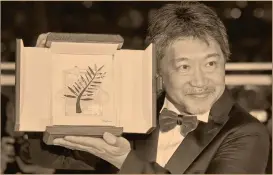  ?? foto: reuters ?? Hirokazu Kore-eda sostiene su Palma de Oro por Shoplifter­s.