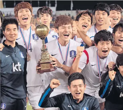  ??  ?? Korean players celebrate with the King’s Cup trophy.