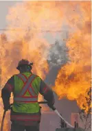  ?? LUIS BARRERA /LA PRENSA ?? Bomberos llegaron desde la madrugada