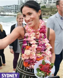  ??  ?? A few steps behind the duchess on Bondi Beach