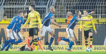  ?? FOTO: EFE ?? Los jugadores del Schalke celebran el gol de Naldo en el último minuto que significab­a el 4-4 definitivo en Dortmund