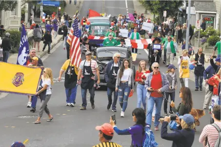  ?? Photos by Lea Suzuki / The Chronicle ?? Sausalito’s Fourth of July parade features dignitarie­s in convertibl­es, musicians and representa­tives of civic organizati­ons.