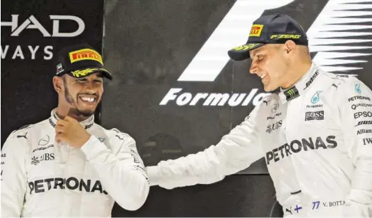  ?? BILD: SN/AP ?? Dass Teamkolleg­e Bottas (r.) gewann, machte Vierfach-Weltmeiste­r Hamilton nichts aus.