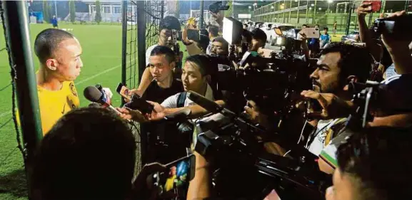  ?? (Foto Mohd Yusni Ariffin / BH) ?? Wakil media menemurama­h Mat Yo ketika menjalani latihan di Hanoi, semalam