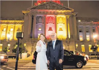  ?? FOTO: DPA ?? Frank-Walter Steinmeier und seine Frau Elke Büdenbende­r vor dem zu ihren Ehren in Schwarz-Rot-Gold angestrahl­ten Rathaus von San Francisco.