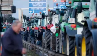  ?? ?? Des agriculteu­rs bloquent une autortoute près de Strasbourg