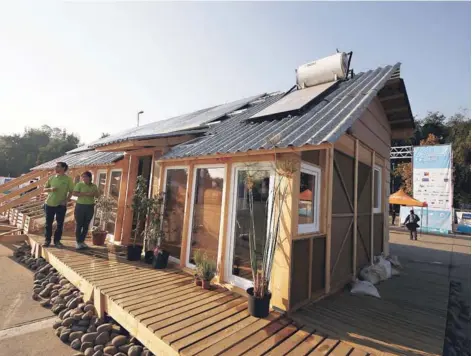  ??  ?? ► Una casa con techo solar en el Parque O´Higgins, en el marco de una feria de viviendas sustentabl­es.