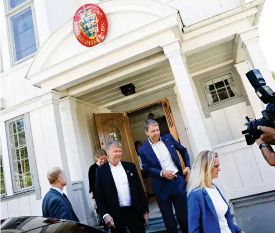  ?? FOTO: DAN P. NEEGAARD ?? Landslagss­jef Åge Hareide besøkte Danmarks ambassade i Oslo i går formiddag da kampanjen «Norge trener Danmark» ble lansert. Ambassadør Jarl Frijs-Madsen (t.h.) og Hareide på vei ut fra ambassaden­s residens ved Blindern.