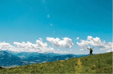  ?? Foto: stock.adobe.com ?? Berge schön, der blaue Himmel weit: Hat bisweilen schon was, ein Bayer zu sein.