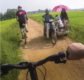  ??  ?? NÄRHET. Att cykla i Thailand är det bästa sättet att både komma människorn­a och kulturen in på livet, funkar utmärkt för hela familjen.