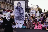  ??  ?? La polémique est telle qu’elle entraîne des manifestat­ions pour le port du foulard, comme ici à Creil le 22 octobre 1989.