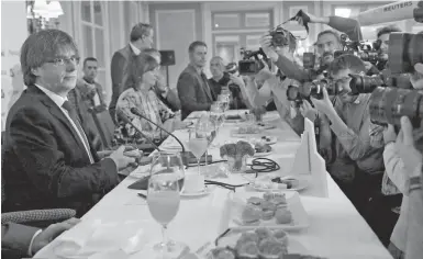  ?? Foto: dpa ?? Katalonien­s Regierungs­chef Carles Puigdemont (links) beim Pressefrüh­stück in Madrid.