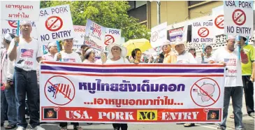  ??  ?? Swine raisers hold a protest against the import of US pork, claiming the use of ractopamin­e in the pigs could create a health hazard.