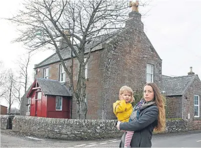  ?? Picture: Paul Reid. ?? Lee Ann Waddell with her daughter Zara outside Stracathro Primary School.