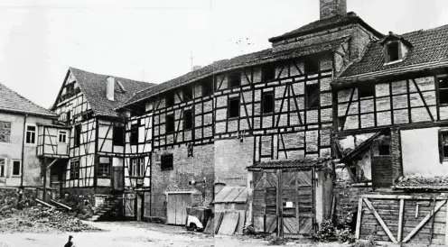  ?? ARCHIV-FOTOS (2): KURT BECHER ?? Die Rückseite der alten Arnoldi-brauerei an der Langen Gasse, umgeben von Gärtnereie­n und Feldern. Das große Gebäude wurde vom Großhandel, der Volkssolid­arität mit Waschstütz­punkt, und zuletzt von Egon Streichard­t mit einer Pilzzucht genutzt.