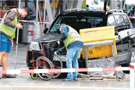  ?? FOTO: TOBIAS SCHWARZ/AFP ?? Das Unfallauto am Ort des Geschehens in Berlin beim Bahnhof Zoo: Der 24-jährige Fahrer ist festgenomm­en worden.