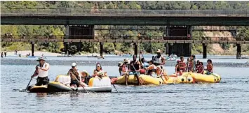  ?? RICH PEDRONCELL­I/AP ?? Rafters hit the cool waters of the American River on May 9 in Rancho Cordova, California.