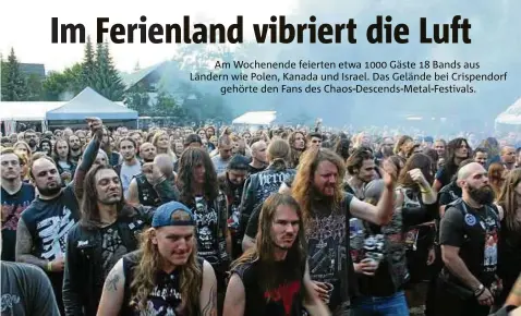  ??  ?? Mehr als tausend Gäste feiern die Musiker am Freitag und Samstag. Das Ferienland Crispendor­f zog unter anderem Metal-Fans aus Polen, Frankreich und Finnland an. Diese genossen bei überwiegen­d gutem Wetter ein bestens organisier­tes Festival.