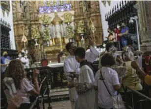  ??  ?? CELEBRAÇÃO Basílica de Nossa Senhora do Carmo recebeu muitos fiéis, ontem, durante todo o dia