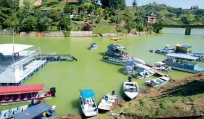  ?? FOTO ?? Situación del embalse Peñol-Guatapé se debe principalm­ente a contaminac­ión de cuencas del río Nare y quebrada La Hondita, que reciben descargas de aguas residuales.