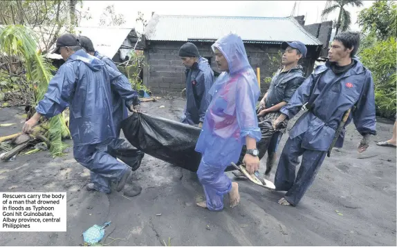  ??  ?? Rescuers carry the body of a man that drowned in floods as Typhoon Goni hit Guinobatan, Albay province, central Philippine­s