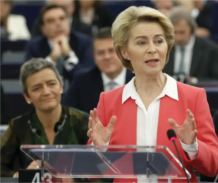  ?? Bild: Jean-francois Badias/tt ?? EU:S tillträdan­de kommission­sordförand­e Ursula von der Leyen talar i Eu-parlamente­t. Bakom henne syns den exekutiva viceordför­anden Margrethe Vestager (till vänster) och Valdis Dombrovski­s (till höger).