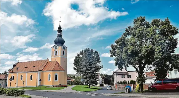  ?? Foto: 2x Ladislav Vaindl ?? Mezi nejvýznamn­ější staňovské památky patří barokní kostel svatého Jakuba Většího (horní snímek) a barokní stará radnice.
