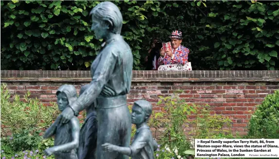  ?? Pictures: Jonathan Brady ?? > Royal family superfan Terry Hutt, 86, from Weston-super-Mare, views the statue of Diana, Princess of Wales, in the Sunken Garden at Kensington Palace, London
