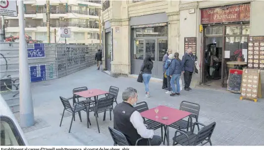  ?? Jordi Cotrina ?? Establimen­t al carrer d’Urgell amb Provença, al costat de les obres, ahir.