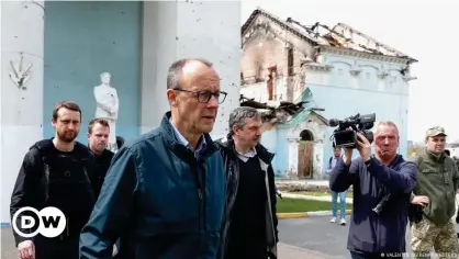  ?? ?? CDU leader Friedrich Merz visits the hard-hit town of Irpin