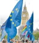  ?? Foto: AP / John Stillwell ?? Die Brexit-Gegner wollen auch künftig EU-Fahnen in London.