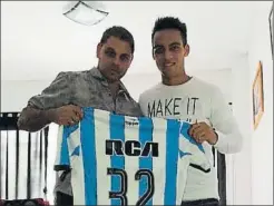  ?? FOTO: TWITTER ?? Beto Yaqué, junto a Lautaro cuando éste firmó por Racing en 2017