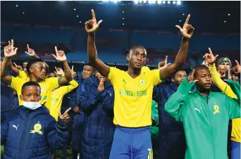  ?? / Gallo Images ?? Mamelodi Sundowns player Peter Shalulile celebrates the side’s title win with his teammates after the Dstv Premiershi­p match against Cape Town City FC at Loftus Versfeld Stadium on April 27 in Pretoria.