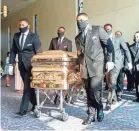  ?? POOL PHOTO BY GODOFREDO A. VASQUEZ ?? Pallbearer­s bring George Floyd’s coffin into his funeral Tuesday in Houston.