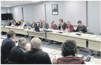  ??  ?? Gilbert Badiou a présidé la dernière réunion de la Communauté de communes de Saint-Hilaire. Il avait invité à cette occasion M. Charles, receveur du Centre des Finances Publiques, à se joindre aux élus à sa droite).