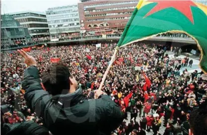  ?? FOTO: BJÖRN LARSSON ASK/LEHTIKUVA ?? I slutet av 1990-talet demonstrer­ade över 5 000 PKK-anhängare i Stockholm mot fängslande­t av ledaren och en av grundarna Abdullah Öcalan.
■