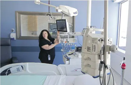  ?? PHIL CARPENTER/MONTREAL GAZETTE ?? Nurse Rita Larotonda checks equipment in the ICU department at the MUHC Glen site.