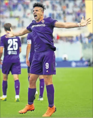  ??  ?? ALEGRÍA. Gio Simeone celebra un gol con la Fiorentina.