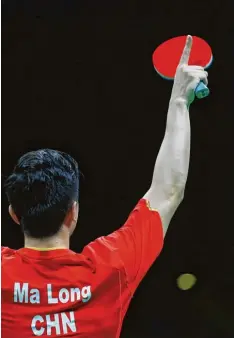  ?? Foto: dpa ?? Ma Long ist der beste Tischtenni­sspieler der Welt – und er kommt (natürlich) aus Chi na. Dort herrschen riesige Konkurrenz und ein knallharte­s Auslesesys­tem.