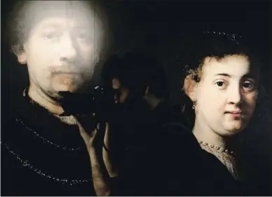  ?? DANI DUCH ?? Imagen de la muestra del Thyssen, con el autorretra­to de Rembrandt y su Joven disfrazada