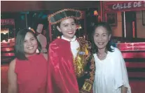  ??  ?? SMILE. Communicat­ions manager Manna Alcaraz and Aissa Dela Cruz pose with Marco Polo staff dressed as a matador during the Sabores de España launching.