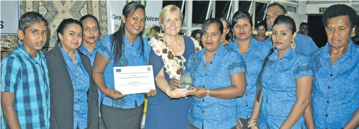  ?? Photo: ?? Team Leader for Natural Resources and Governance at the European Union, Ingrid Swinnen hands over the award to Naya Soch Naya Vision club at the FRIEND headquarte­rs at Tuvu, Lautoka, on May 25, 2018.