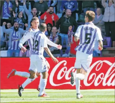  ??  ?? DE FALTA. El barcelonés Rubén Alcaraz anotó un precioso gol de falta y dio los tres puntos al Valladolid.