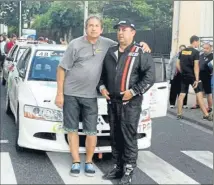  ??  ?? Michel Guiraud (à gauche) et l’un des pilotes de bolide