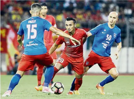  ??  ?? Someone to rely on: Selangor are led by stalwarts such as Mohd Amri Yahyah (centre) for the Malaysia Cup quarter-final match on Saturday.